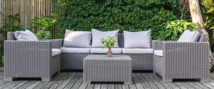 Zahradní nábytek dostává zabrat. Jak o něj správně pečovat?