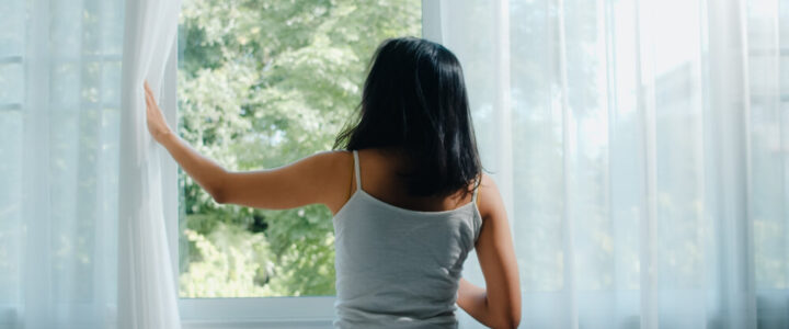 Jak udržet doma příjemný chládek i bez klimatizace: Triky s větráním a stíněním, které opravdu fungují